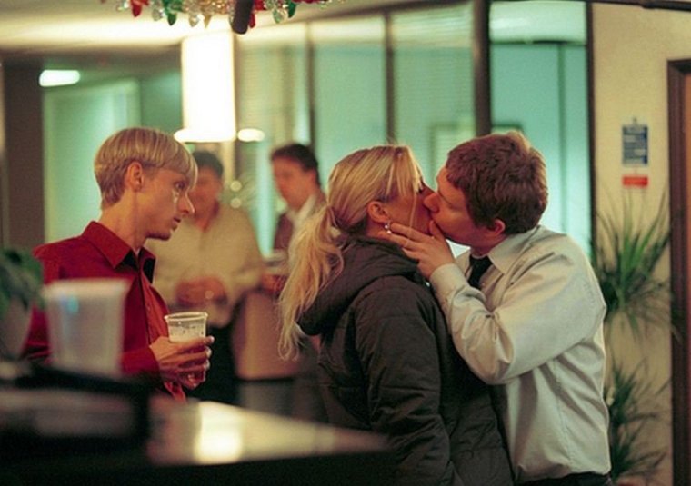 Dawn Tinsley (Lucy Davis) kissing Tim Canterbury (Martin Freeman) in Christmas episode of The Office, 2003