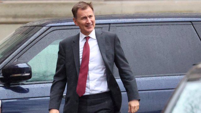 Article thumbnail: British Chancellor Jeremy Hunt arrives at a back entrance of Downing Street in London, Britain, December 19, 2023. REUTERS/Toby Melville